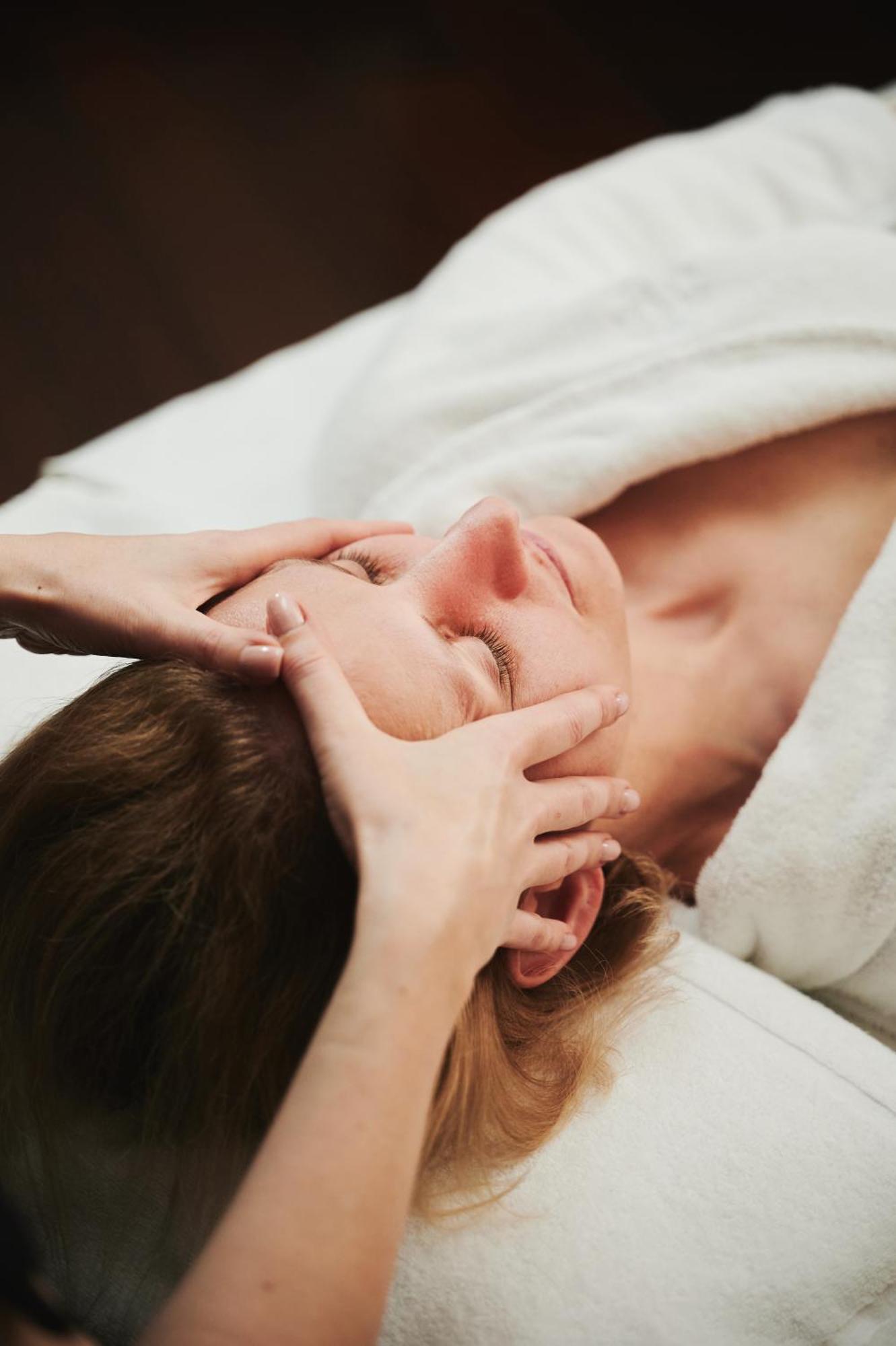 โรงแรมเชอราตัน โซปอต โซพอต ภายนอก รูปภาพ A woman receiving a facial massage